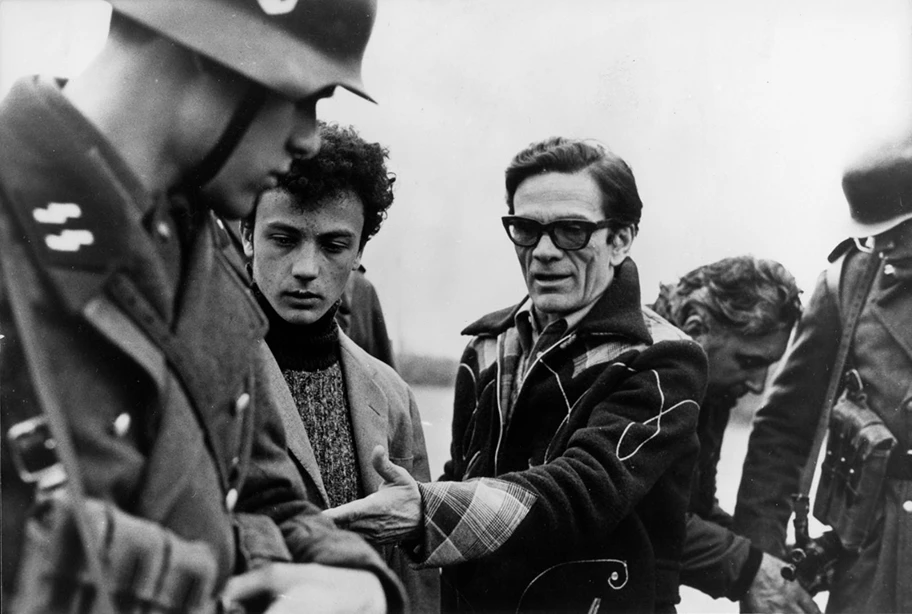 Der italienische Regisseur Pier Paolo Pasolini am Filmset.