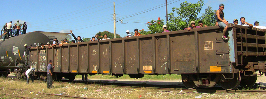 Migranten auf einem Güterzug in Tenosique, Mexiko.