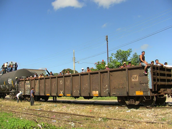 Migranten auf einem Güterzug in Tenosique, Mexiko.