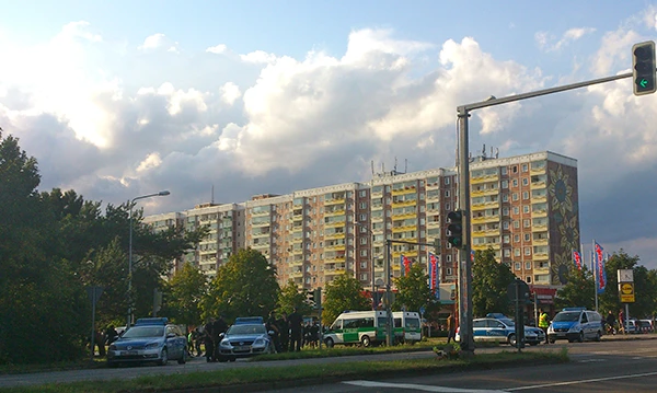 Das Sonnenblumenhaus in Rostock-Lichtenhagen: Noch während der rassistischen Gewaltorgie im August 1992 warnte Bundesinnenminister Rudolf Seiters vor einem «unkontrollierten Zustrom» von Asylbewerber