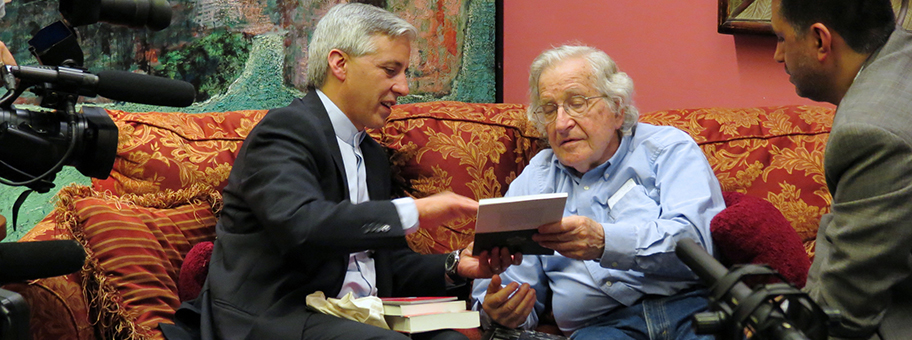 Noam Chomsky mit dem bolivianischen Vizepräsident Alvaro Garcia Linera in New York.