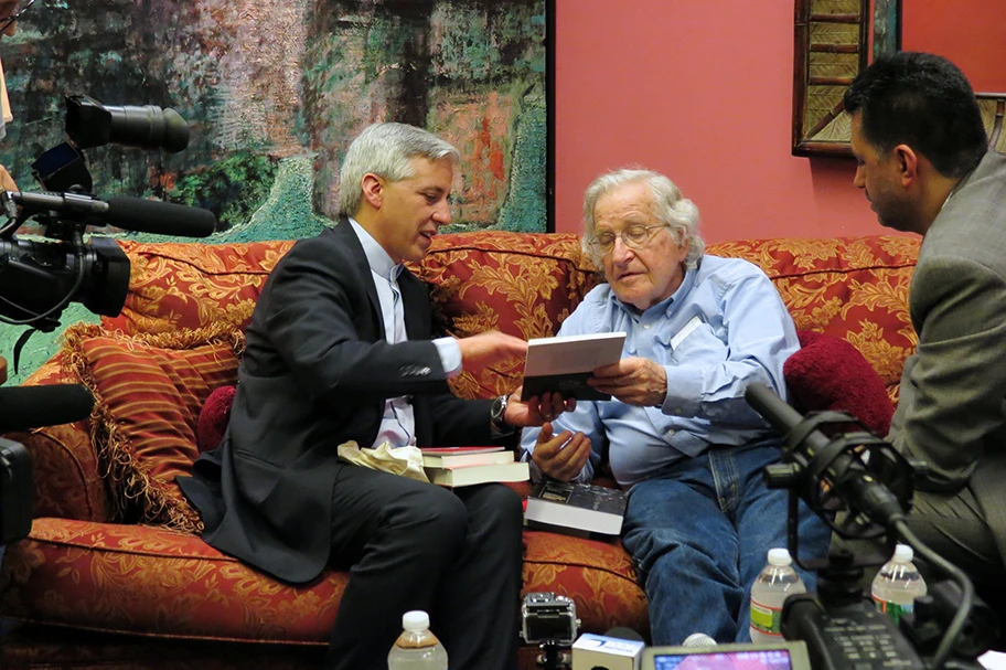 Noam Chomsky mit dem bolivianischen Vizepräsident Alvaro Garcia Linera in New York.