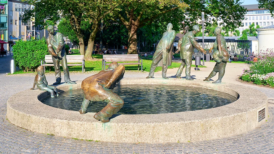 Brunnenanlage „Kreislauf des Geldes“ - Karl-Henning Seemann, Planung und Errichtung 1976 bis 1977.