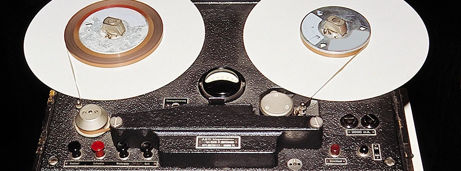 Magnetophon (Tonbandgerät), ein technischer Fortschritt im Rundfunk ab 1939, mit ca. 20 min Spielzeit ein wesentlicher Fortschritt gegenüber der auf ca. 4 min begrenzten Spielzeit einer Schallplatte und dieser ab 1941 auch qualitativ deutlich überlegen.