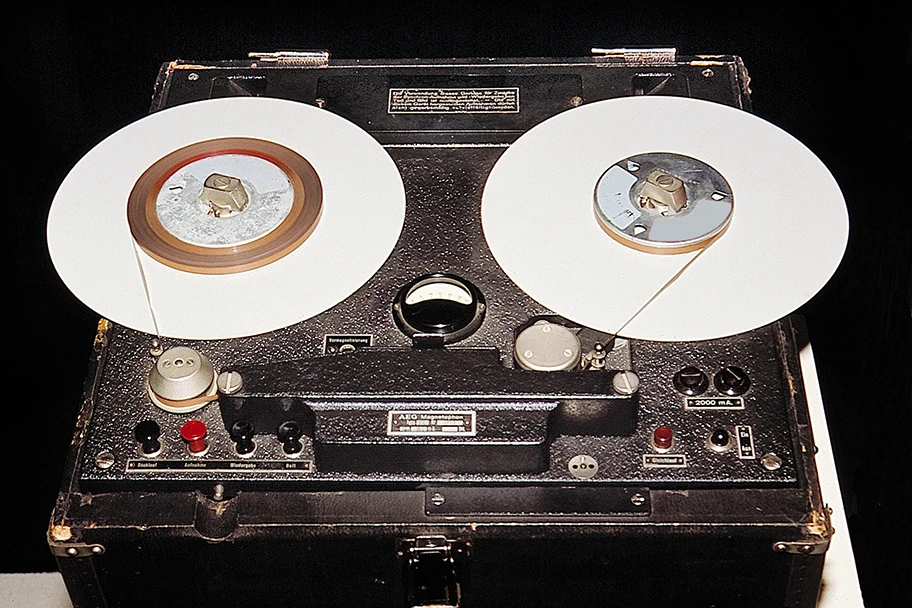 Magnetophon (Tonbandgerät), ein technischer Fortschritt im Rundfunk ab 1939, mit ca. 20 min Spielzeit ein wesentlicher Fortschritt gegenüber der auf ca. 4 min begrenzten Spielzeit einer Schallplatte und dieser ab 1941 auch qualitativ deutlich überlegen.