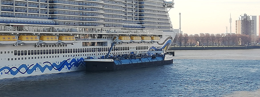 Die AIDAcosma im Hafen von Rotterdam bei der Betankung von LNG durch ein Bunkerschiff.