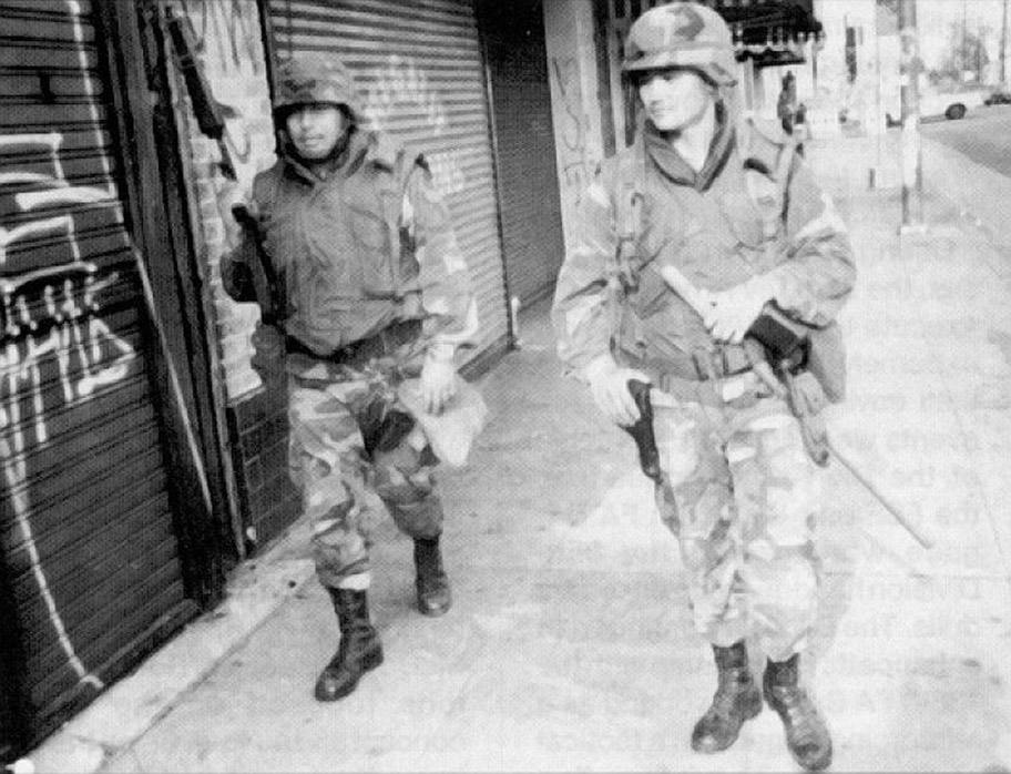 Soldaten der US-Infanterie auf Patrouille während den Unruhen in Los Angeles 1992.