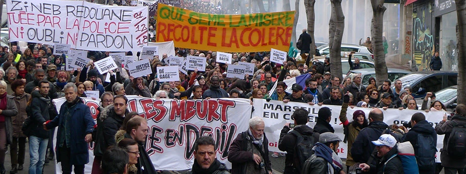 Demonstration im Februar 2019 gegen die Wohnungspolitik in Marseille nach dem Einsturz der zwei Häuser in der rue d'Aubagne.