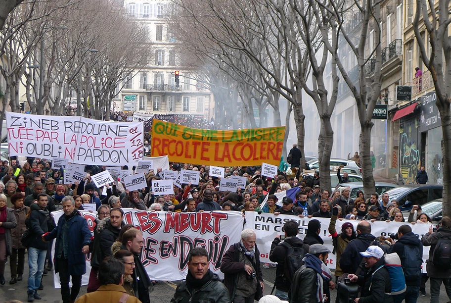 Demonstration im Februar 2019 gegen die Wohnungspolitik in Marseille nach dem Einsturz der zwei Häuser in der rue d'Aubagne.