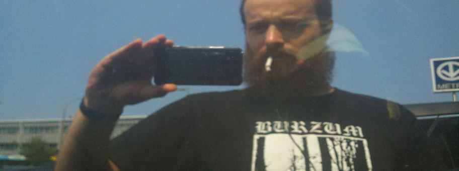 Metal-Fan mit Burzum-T-Shirt.
