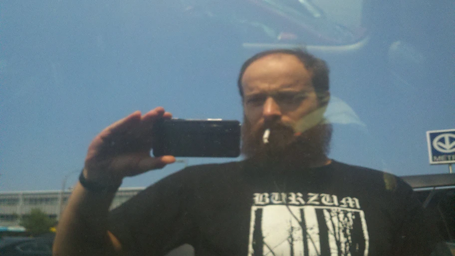 Metal-Fan mit Burzum-T-Shirt.