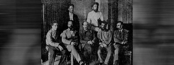 Gruppe von Mitgliedern des Proletkult Büros im August 1920. Darunter findet sich auch der Schweizer Jules Humbert-Droz (ganz rechts), welcher für das Komintern aktiv war und dessen Lebensweg im Buch ausführlich geschildert wird.