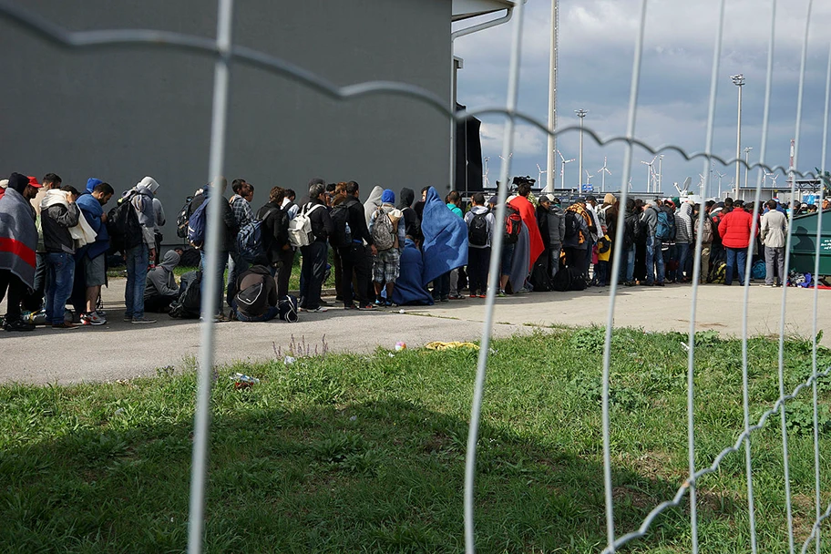 Syrische Kriegsflüchtlinge an der ungarisch-österreichischen Grenze.