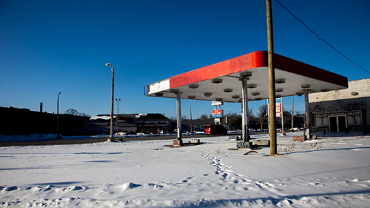 Abandoned_petrol_station_in_Detroit_(16230663843)_1.jpg