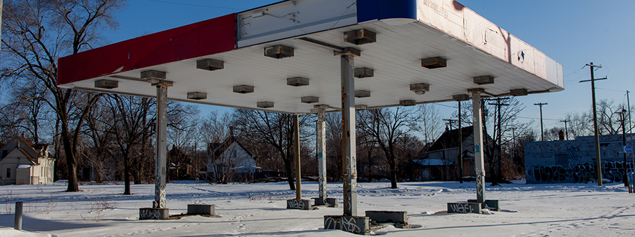 Eine heruntergekommene Tankstelle in Detroit, Februar 2015.