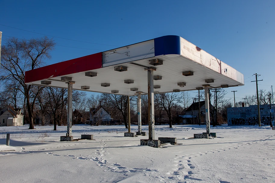 Eine heruntergekommene Tankstelle in Detroit, Februar 2015.