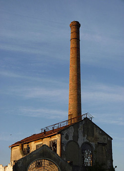 Abandoned_textile_industry_factory_in_Porto_2.jpg