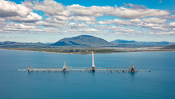 Vom Abbot Point Terminal aus, wird die Kohle per Bahn über eine zwei Kilometer lange Mole zu den Anlegeplätzen in das Korallenmeer transportiert. Die Kohle wird dann auf Massengutfrachter verladen, die nach Asien und Europa fahren.