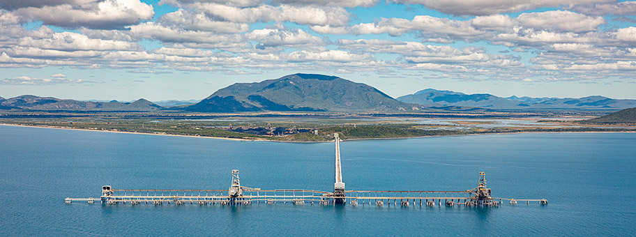 Vom Abbot Point Terminal aus, wird die Kohle per Bahn über eine zwei Kilometer lange Mole zu den Anlegeplätzen in das Korallenmeer transportiert. Die Kohle wird dann auf Massengutfrachter verladen, die nach Asien und Europa fahren.