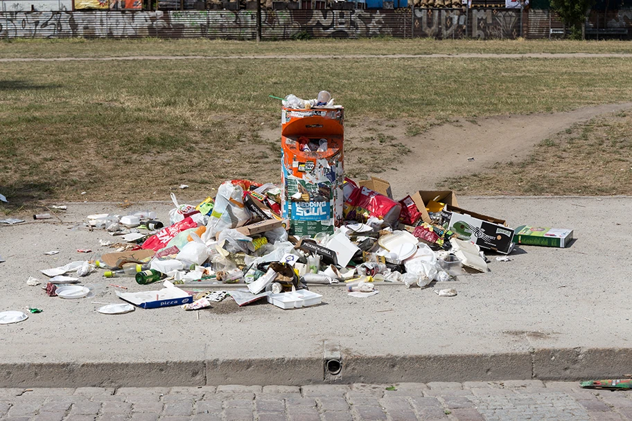 Ein überfüllter Mülleimer im Mauerpark in Berlin-Prenzlauer Berg.