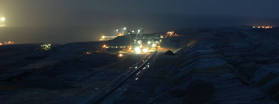 Absetzer mit Bandschleifenwagen im Tagebau Hambach in der Abenddämmerung.