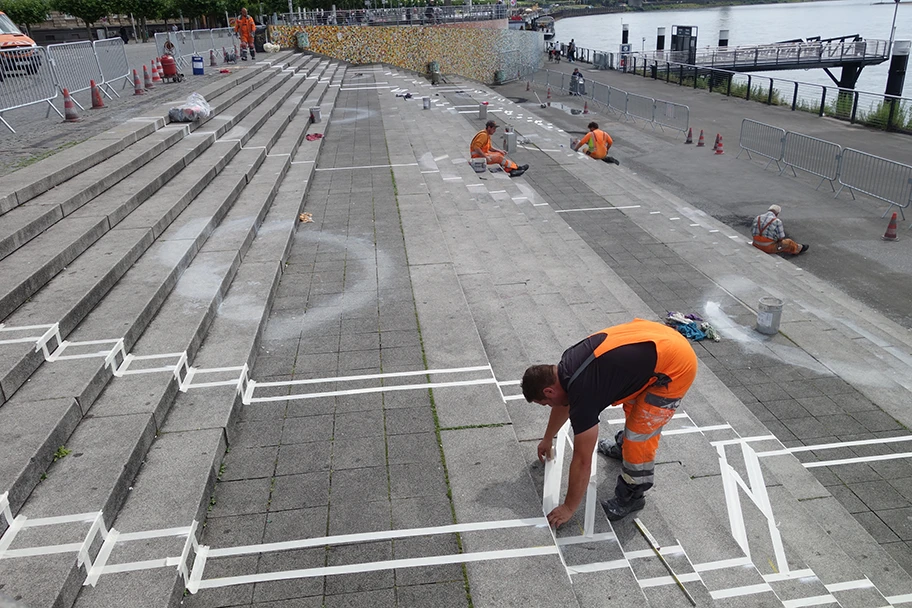 Abstandsmarkierungen in der Corona-Krise am Burgplatz in Düsseldorf.