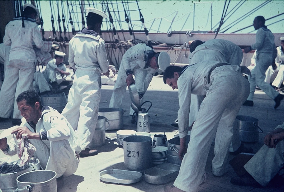 Abwasch auf der Gorch Fock.