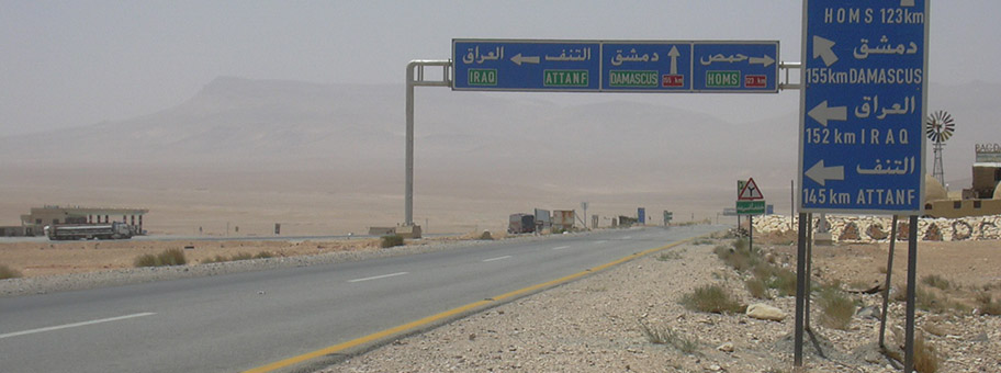 Abzweig in den Irak auf der Fahrt durch die Wüste von Palmyra nach Damaskus.