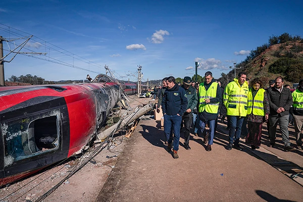 Ministerpräsident Pedro Sánchez beim Besuch in Adamuz nach dem Zugunglück am 19. Januar 2026.