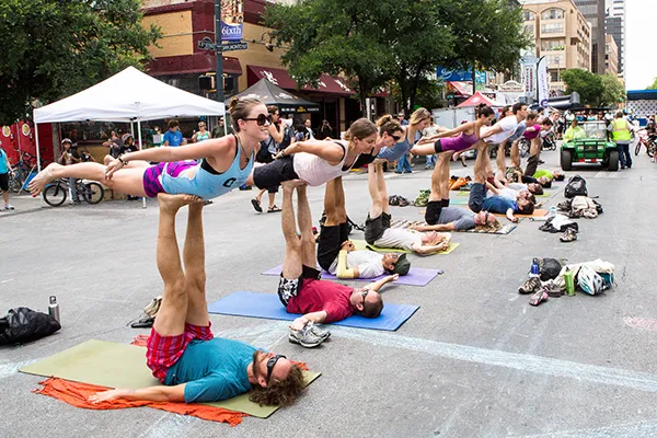 Yoga, hier in den Strassen von Austin, Texas, ist zweifelsohne das erfolgreichste Exportprodukt der Inder.