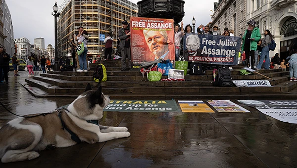 Protestaktion gegen die Inhaftierung von Julian Assange auf dem Piccadilly Circus in London, August 2023.