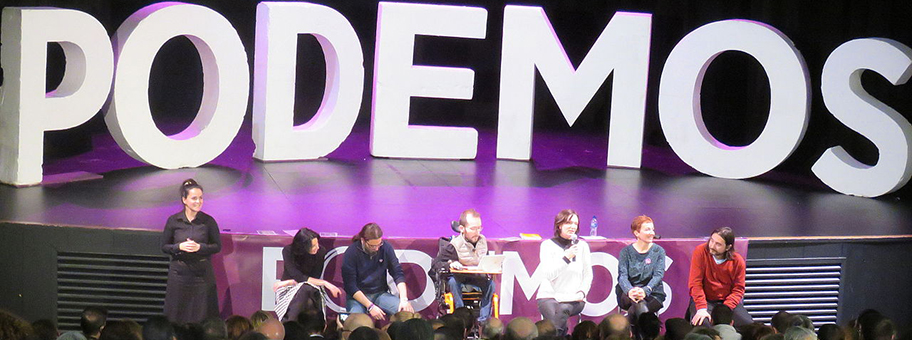 Podemos-Podium am 16. Dezember 2015 in San Fernando de Henares, Madrid.