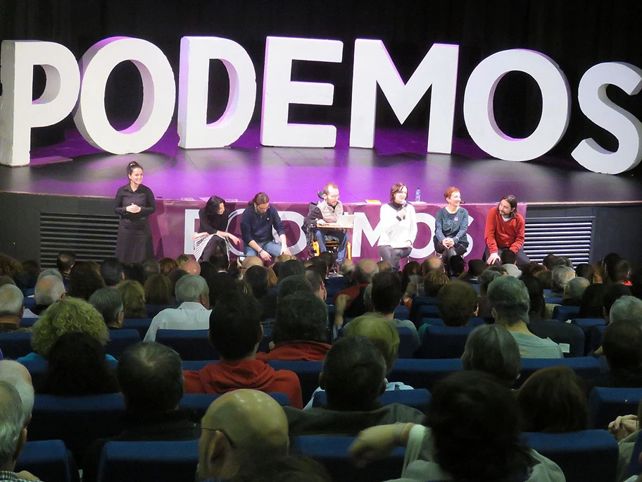 Podemos-Podium am 16. Dezember 2015 in San Fernando de Henares, Madrid.