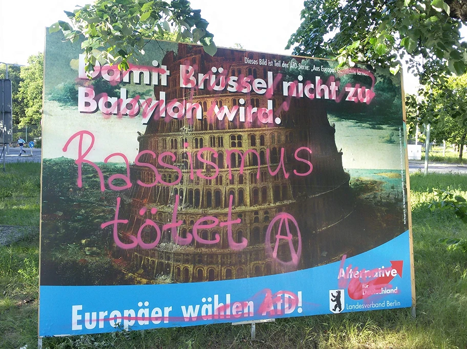 Wahlplakat der Partei Alternative für Deutschland (AfD) zur Europawahl 2019, aus der AfD-Serie «Aus Europas Geschichte lernen». Als Grundlage diente Pieter Bruegels «Der Turmbau zu Babel», (Rotterdamer Variante). Gesehen in der Seestrasse