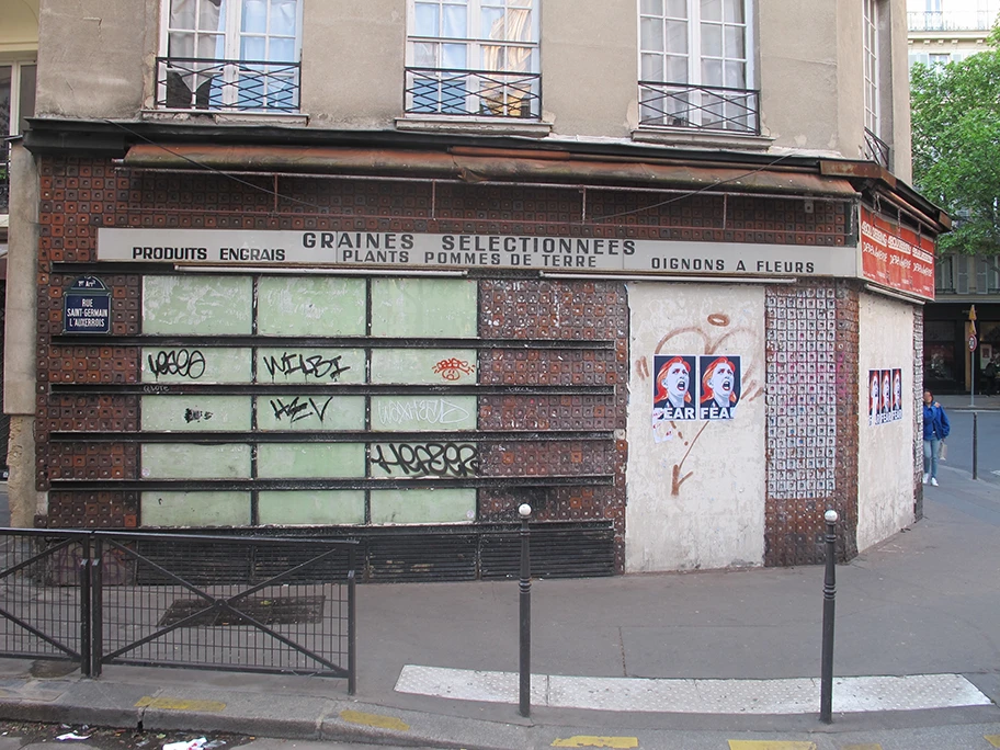 Anti-Marine Le Pen Plakate in Paris.