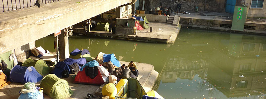 Flüchtlinge aus Afghanistan unter einer Brücke in Paris, Januar 2010.