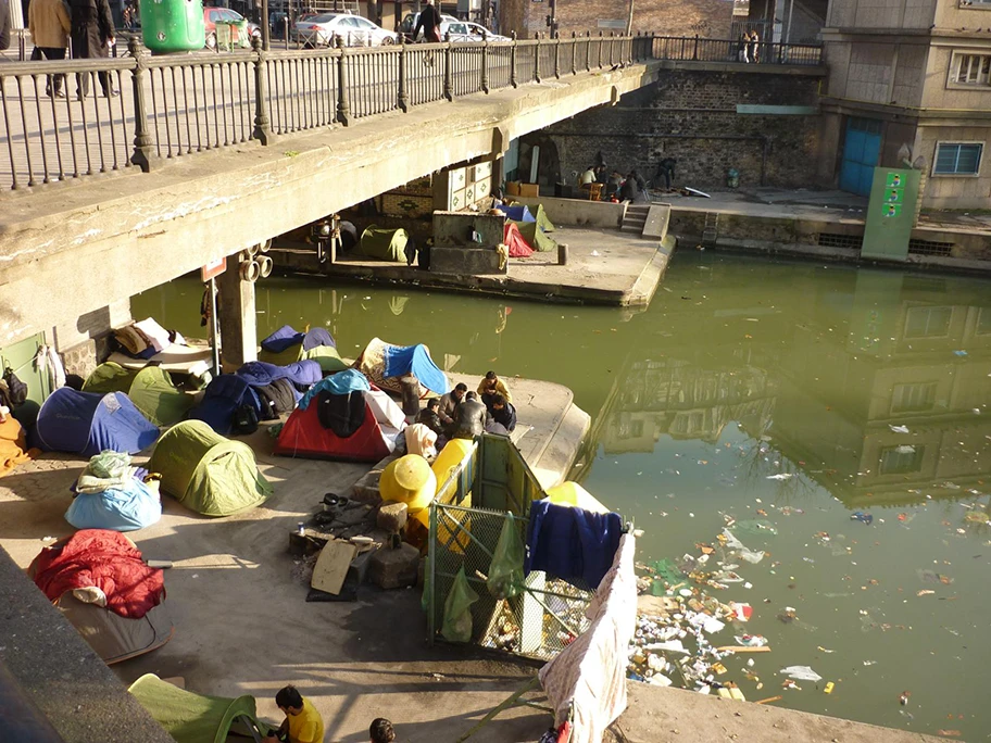 Flüchtlinge aus Afghanistan unter einer Brücke in Paris, Januar 2010.