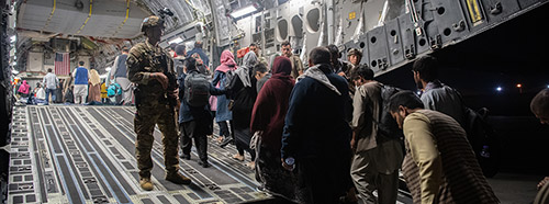 Evakuierung von Afghan:innen durch US-Soldaten aus Kabul, August 2021.