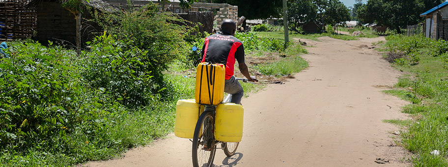 Schwerer Zugang zu sauberem Trinkwasser. Kenya, Juni 2018.