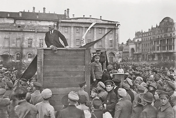 Lenin spricht auf dem Teatral'naja-Platz (damals Swerdlow-Platz) in Moskau zu Einheiten der Roten Armee vor deren Abmarsch an die polnische Front. Moskau, 5. Mai 1920.