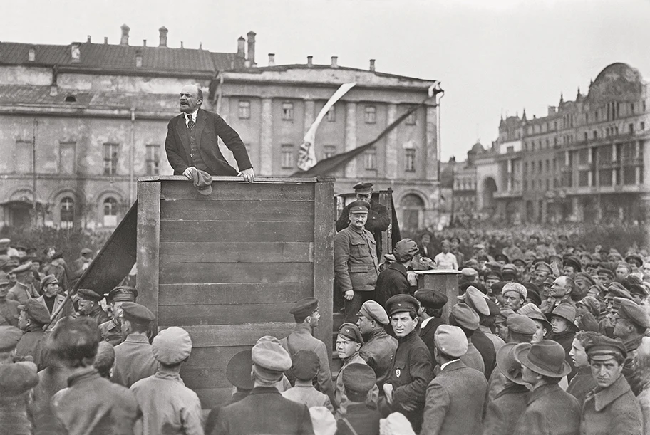 Lenin spricht auf dem Teatral'naja-Platz (damals Swerdlow-Platz) in Moskau zu Einheiten der Roten Armee vor deren Abmarsch an die polnische Front. Moskau, 5. Mai 1920.