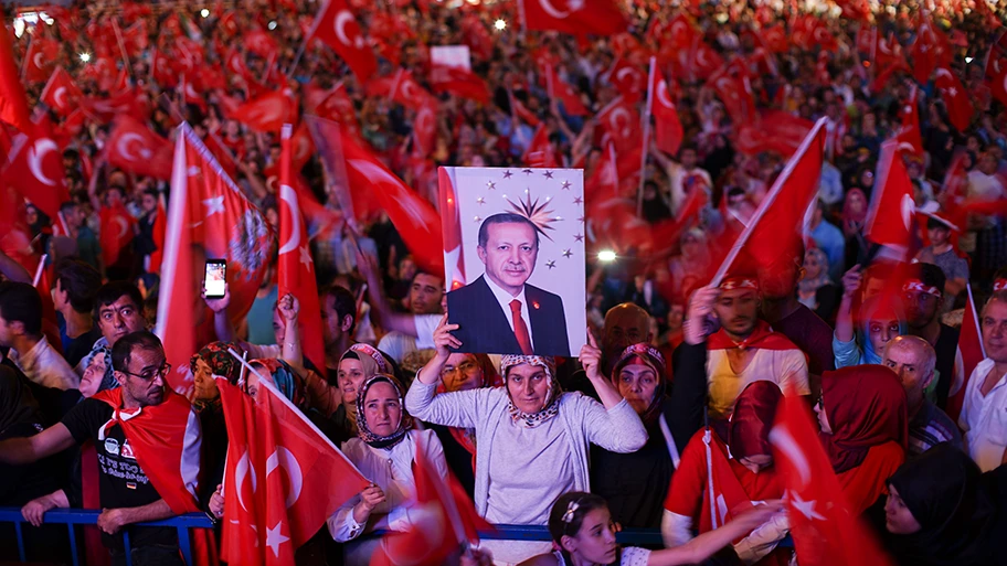 Erdogan wird sich in Zukunft noch offener auf die radikal-islamistischen und völkisch-nationalistischen Kräfte im Land stützen, die sich in den vergangenen Tagen als sein wehrhaftester Rückhalt erwiesen haben. Erdogan-Unterstützer nach dem Putschversuch in Istanbul, 22. Juli 2016.