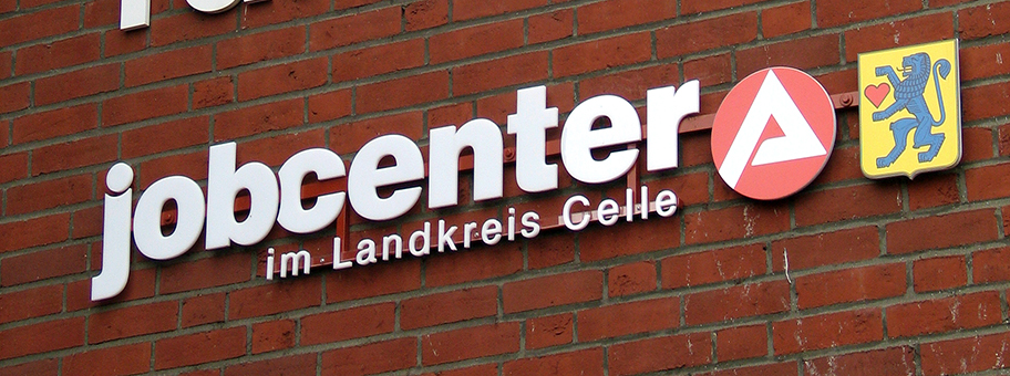 Logos und Schriftzüge am Gebäude der Agentur für Arbeit und jobcenter im Landkreis Celle.
