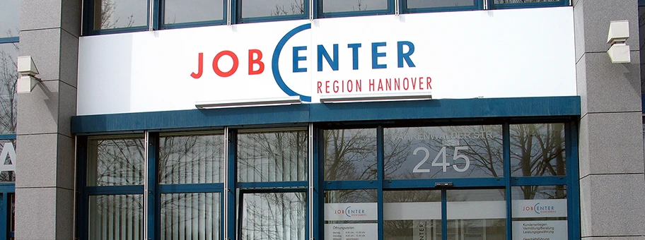 Eingang zum Jobcenter Region Hannover an der Vahrenwalder Strasse 145 in Hannover.