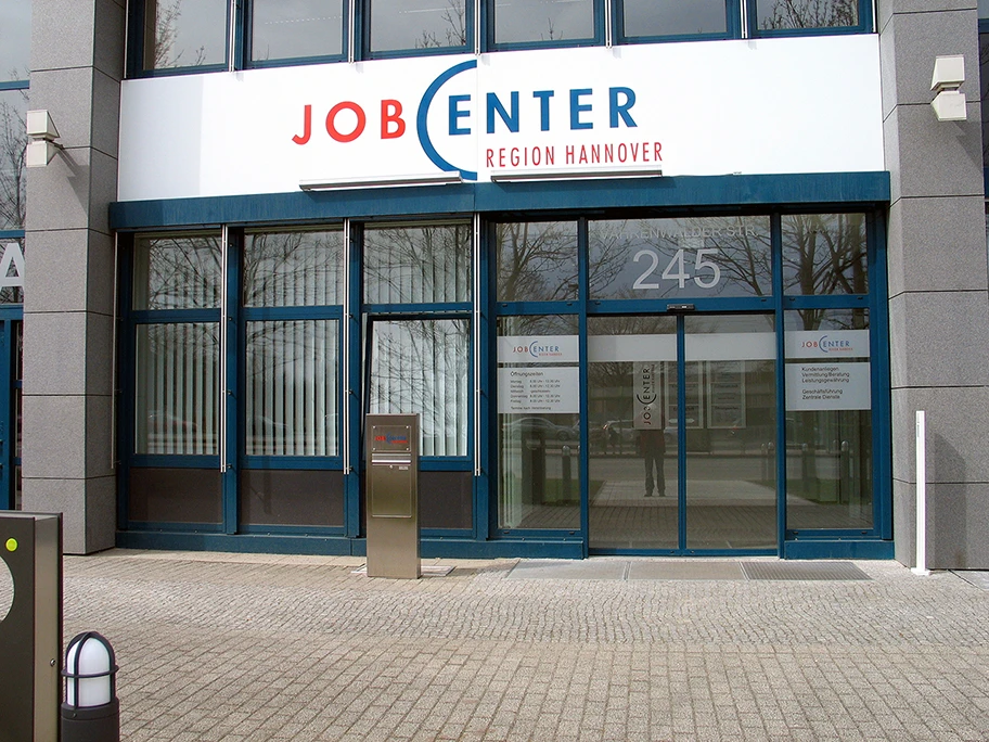 Eingang zum Jobcenter Region Hannover an der Vahrenwalder Strasse 145 in Hannover.