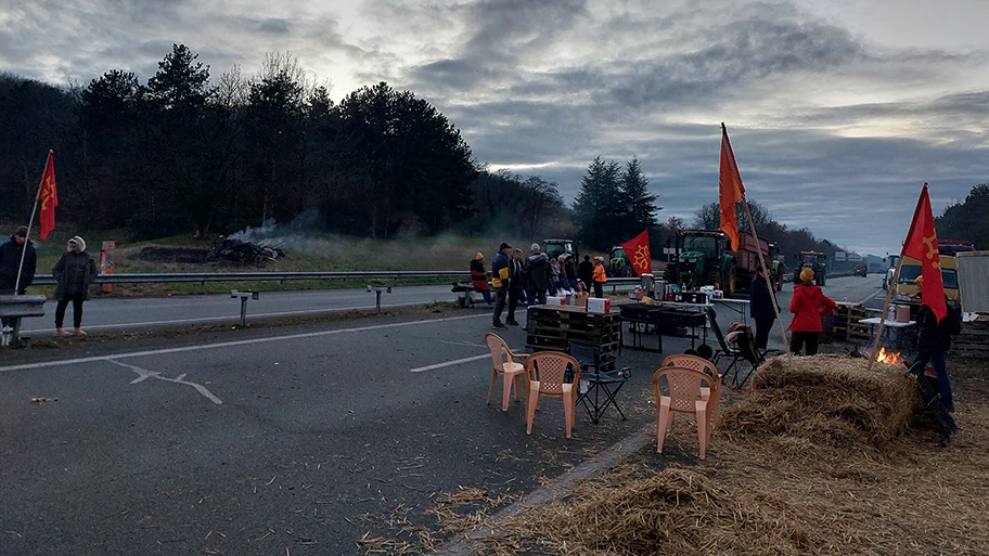 Blockade einer Autobahn durch französische Bauern auf der A62 in der Nähe von Agen in Lot-et-Garonne am 23. Januar 2024.