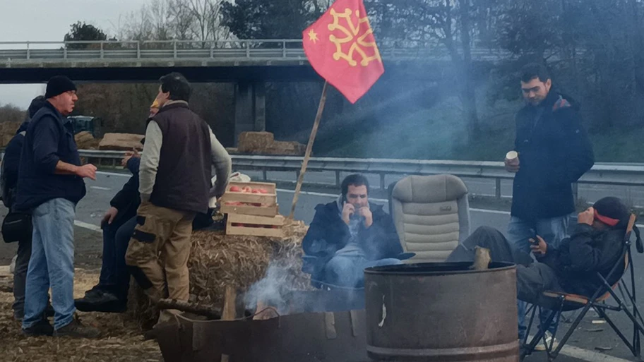 Blockade einer Autobahn durch französische Bauern auf der A62 in der Nähe von Agen in Lot-et-Garonne am 23. Januar 2024.