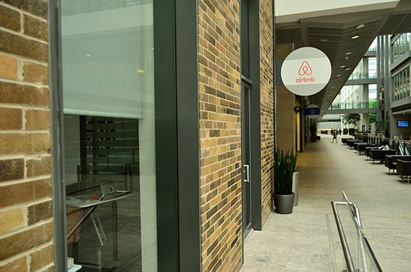 Airbnb Büro in Toronto, Kabnada.