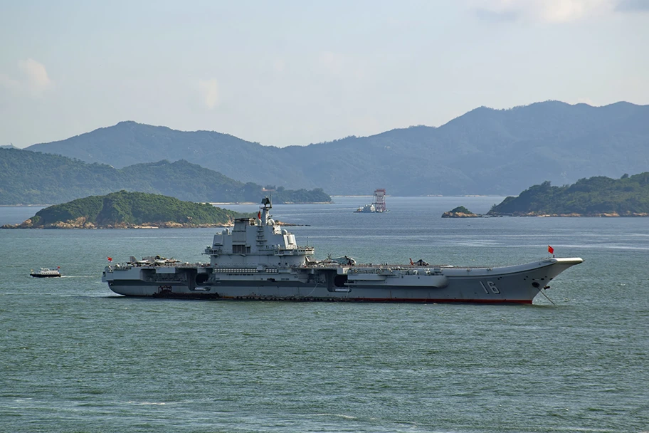 Der chinesische Flugzeugträger CV-16 «Liaoning» in der Nähe von Hongkong, Juli 2016.