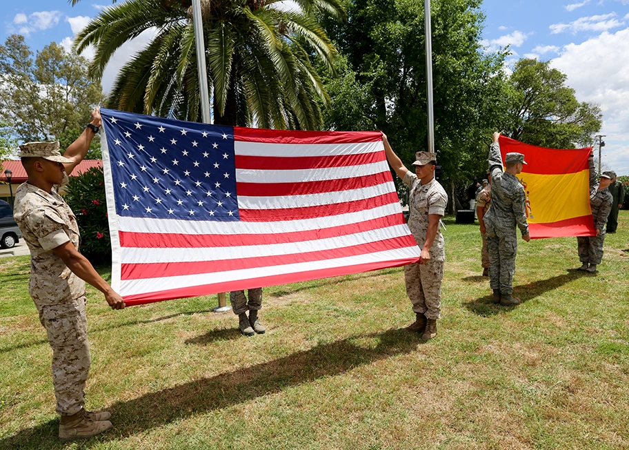 Gemeinsame Zeremonie des spanischen und amerikanischen Militärs auf dem US-Luftwaffenstützpunkt Morón de la Frontera in der Region Andalusien bei Sevilla, Spanien.